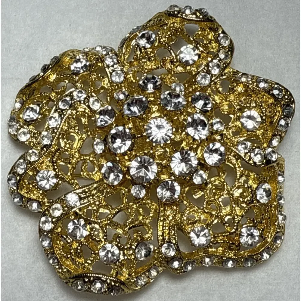 Vintage Gold Tone‎ and Rhinestone Detailed Brooch PB146